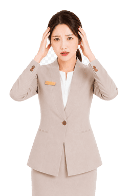 両手を頭に当てて頭を抱える、困った表情の女性スタッフ
