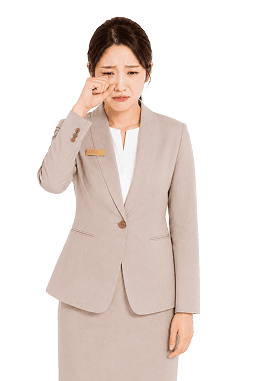 目をこすりながら、困って涙をぬぐう女性スタッフ